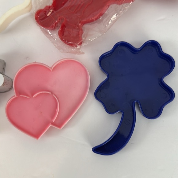 Lot Of 13 Miscellaneous Cookie Cutters Plastic & Metal Ghost church M & M Mitten - Picture 2 of 8